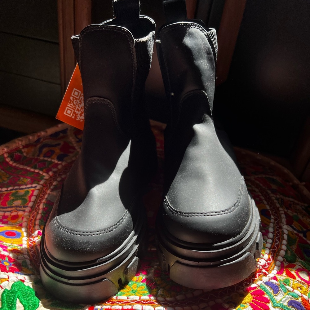 Farm Rio Anthropologie Lug Sole Chelsea Boot black size 9.5 NWT